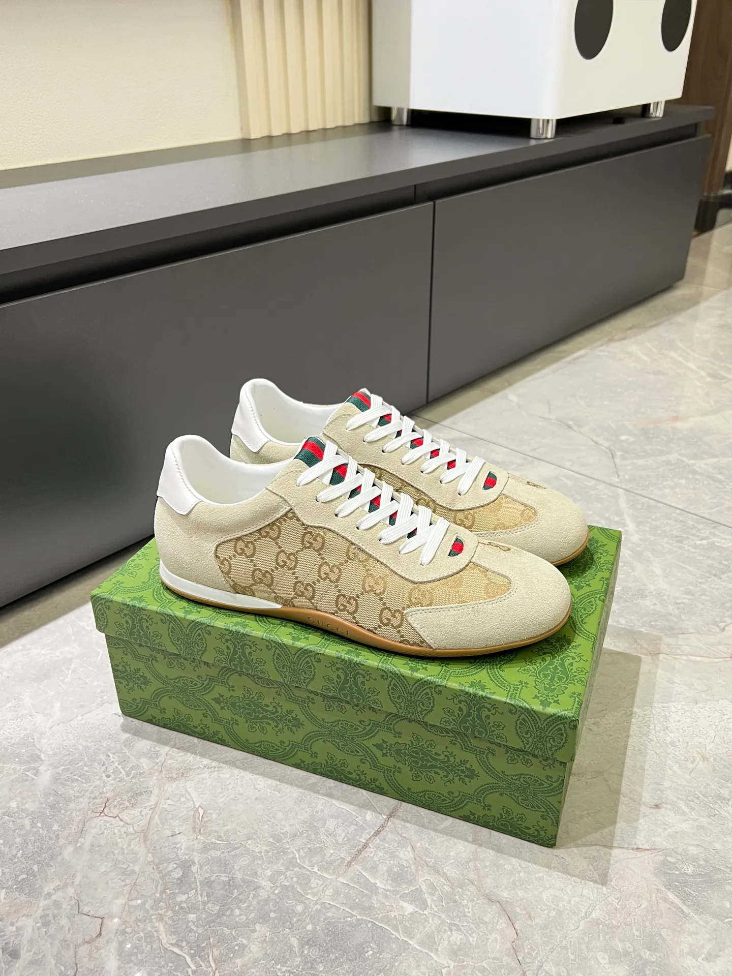 Men's shoes 💰p400 Gucci Shift series sports shoes, featuring lightweight thin sole design, suede + canvas + technical fabric splicing, perfect texture! The tongue and heel have red and green webbing, which is highly recognizable✨. The classic brown + off-white color scheme is retro and modern. The shell-toe shoe shape makes the feet smaller. It is perfect for daily wear or skirts and trousers. The upper fabric + elastic heel is easy to put on and take off, and the wrapping feeling is comfortable. It can be used for commuting and leisure. It has become one of Demna Gvasalia’s hottest items after taking over🔥. size: 38-45!